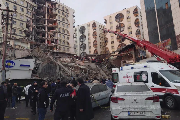土耳其東南部迪亞巴克爾發生地震後，救援人員和醫療隊試圖救助被困在倒塌建築物中的居民。AP