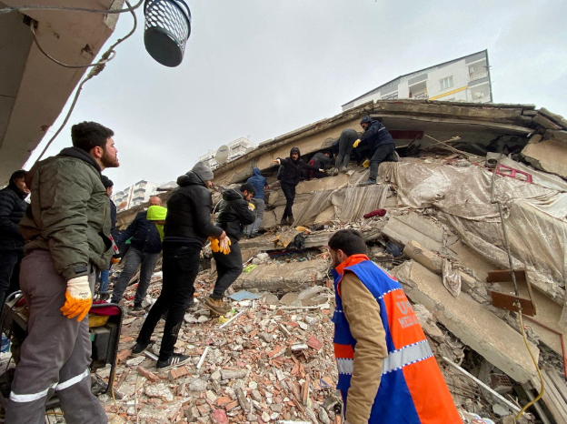土耳其迪亞巴克爾發生地震後，人們在廢墟中搜索。路透社