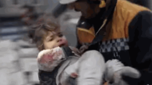 土耳其地震，挖土机内成功产子，1岁半女婴埋瓦砾奇迹获救