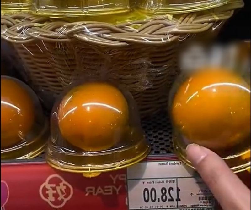 超市出售的橙售价为一个128元人民币。