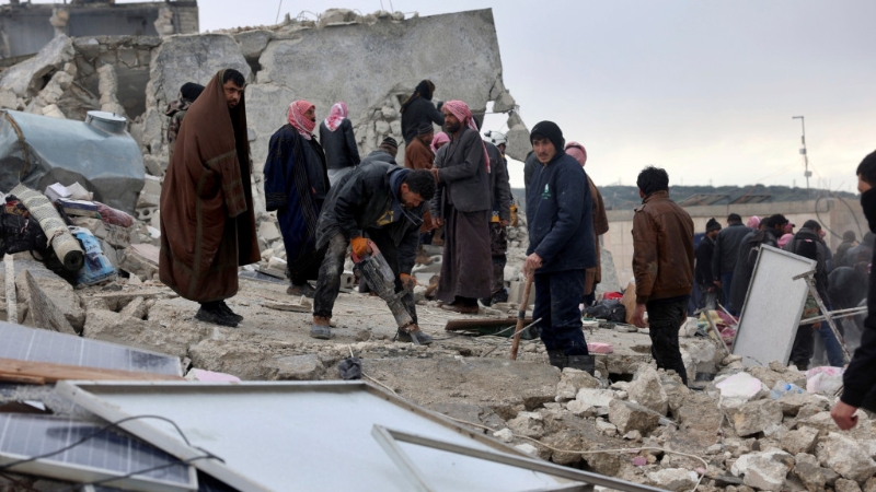 敍利亞國防軍和倖存居民在伊德利卜（Idlib）Besnia村瓦礫堆中搜索。 美聯社