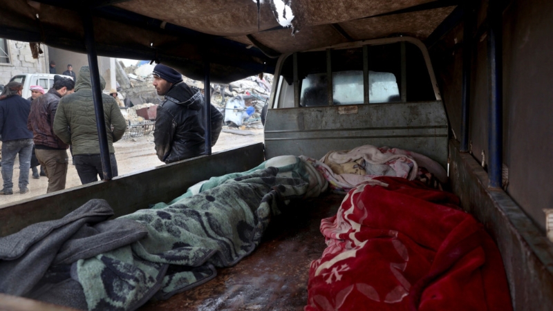 在伊德利卜邊境Besnia村，一些遺體被放上農夫車等候運送。 美聯社