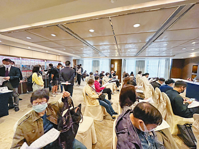 环亚昨举行拍卖会,吸引约60人出席寻宝。