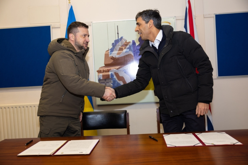 烏克蘭總統澤倫斯基（左）與英國首相蘇納克（右）8日簽署「英烏團結聲明」，其中提到英國支持烏克蘭成為北約成員國，並將致力促進烏軍北約化。（圖／中央社）