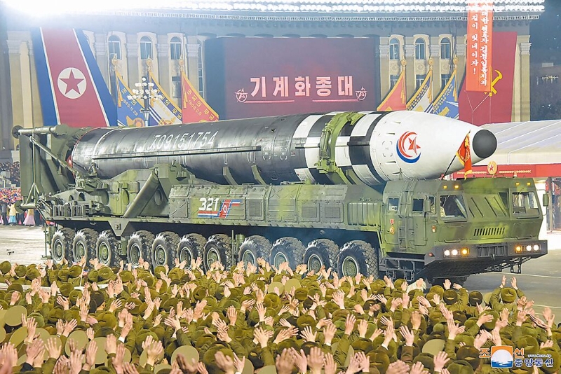 北韓建軍75周年展示洲際彈道飛彈。（朝中社）
