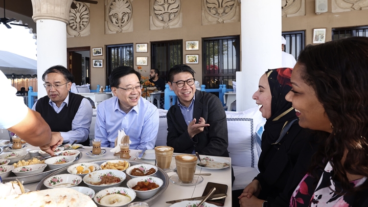李家超和驻迪拜经贸办的数名同事，在一家传统的阿拉伯餐厅共晋早餐。 fb李家超专页