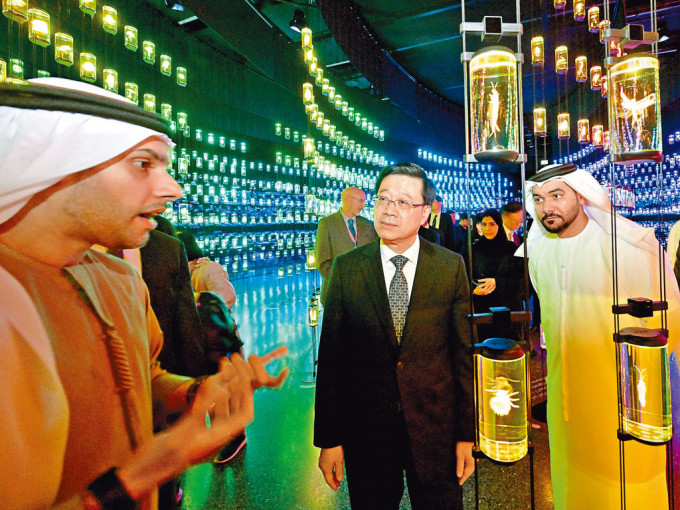 行政长官李家超在访迪拜未来基金会，并参观基金会创立的未来博物馆。