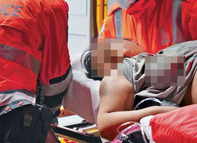 ■消防员在救出一名女子送院抢救，延至凌晨证实不治。