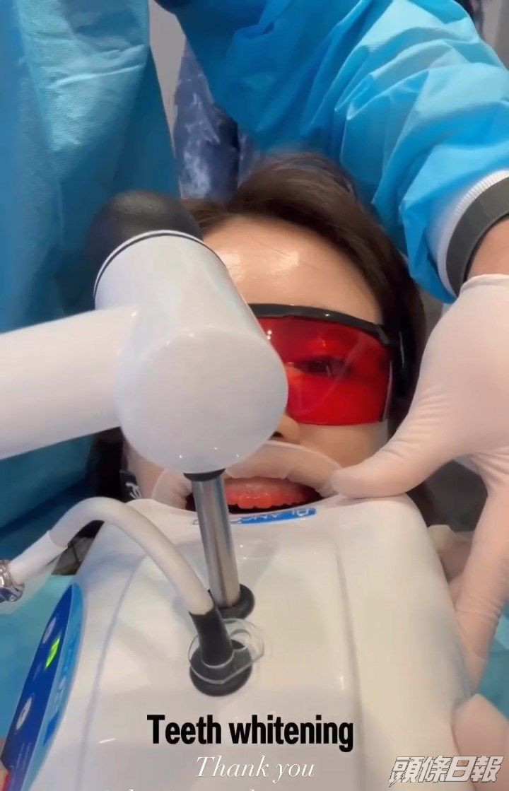 黎姿選用不會損害琺瑯質的美白牙齒方法,不過驟眼睇好似成口血咁。