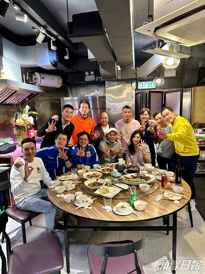 日前李克勤與友人聚會,席上都是男性友人,只得李克勤攜眷現身,不少網民見到盧淑儀都表示被閃盲,認為李克勤一刻都不想離開老婆。