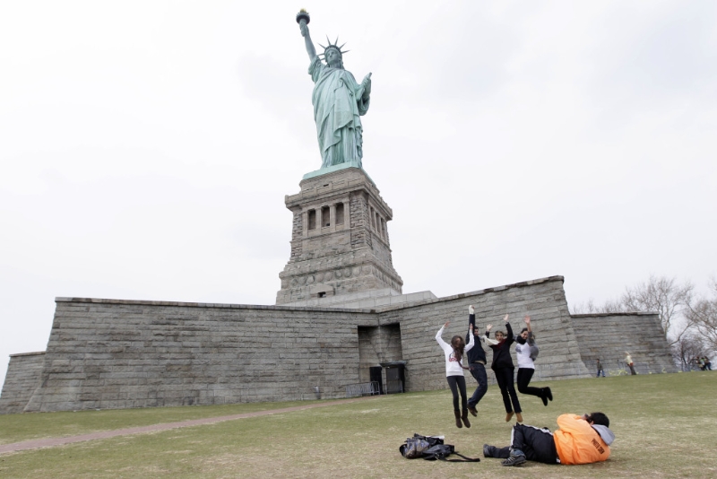 内地部分地区的美国签证中心面签预约更排到7月底。 AP 