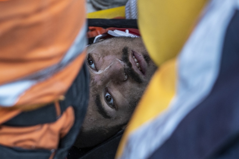 救援人员协力以担架小心翼翼将塞费尔奥卢抬离现场，送往医院。 AP