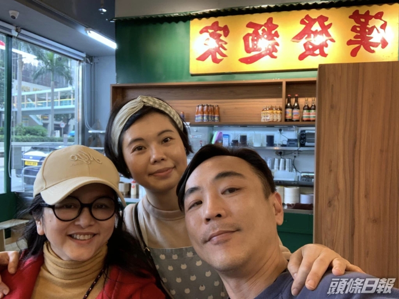 葉蘊儀最近現身灣仔一間麵店，見她雖然打扮悠閒，但年屆半百的她依然保養得宜，keep住童顏。