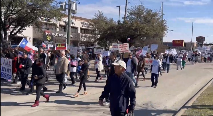 德州華裔11日在休斯頓唐人街遊行，抗議禁止華人買房產。 網上圖片