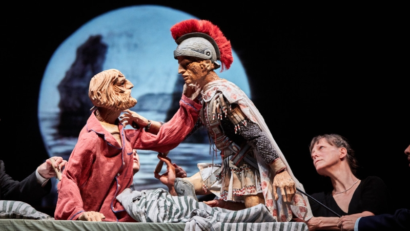 肯特里奇發揮創意，加入木偶劇形式演繹《尤利西斯歸鄉記》。