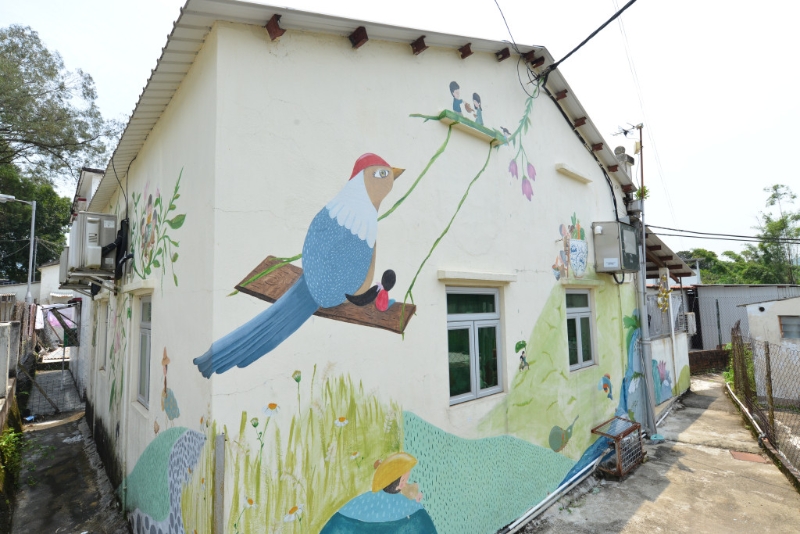 義工及團體為小村屋外牆加添色彩。