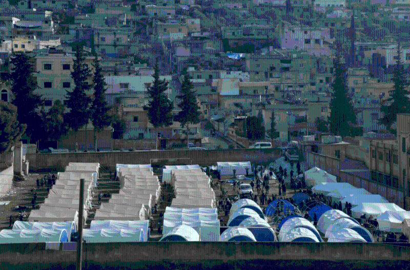 敘利亞災民在校園裡豎起了帳篷。路透社