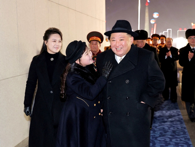 北韓8日建軍75周年閱兵儀式上，金正恩偕愛女金朱愛、愛妻李雪主出席儀式。（圖／路透社、朝中社）