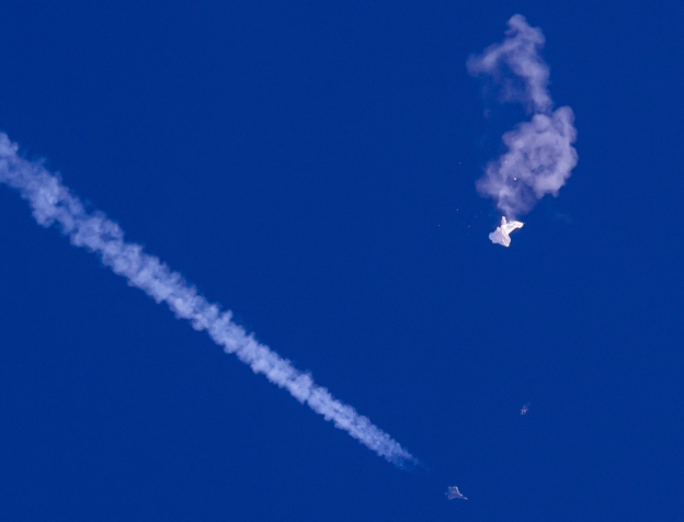 中方高空氣球在南卡羅來納州外海被擊落，圖為美國F-22戰機2月4日在空中留下凝結尾的資料照。（美聯社）