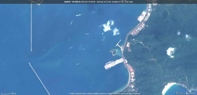 衛星照片顯示「山東艦」16日在母港，周圍有多艘戰艦集結。