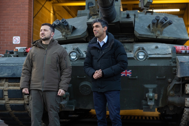 英國首相蘇納克（右）18日擬在慕尼黑安全會議呼籲北約提供烏克蘭安全保障。圖為烏克蘭總統澤倫斯基（左）8日閃電訪英時，蘇納克陪同視察在英國境內受訓的烏克蘭武裝部隊，包括未來將操作主戰坦克「挑戰者2型」的人員。（圖／中央社）