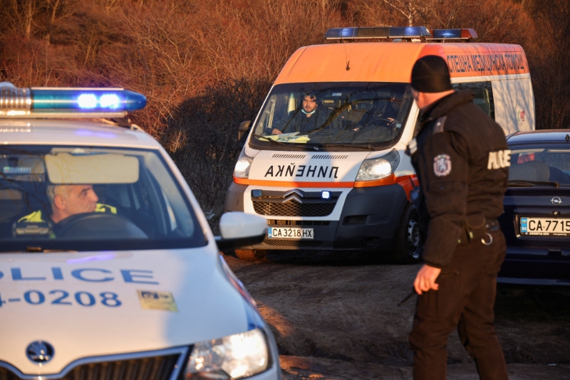 保加利亚货柜车惊现52名偷渡客，18死34获救，图为救护车到场。 路透社