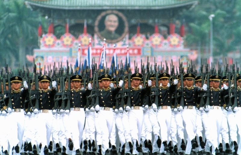 國軍踢正步影片近期曝光,卻被批評動作很像大陸解放軍。圖為民國80年國慶閱兵正步分列式。(中時資料照)