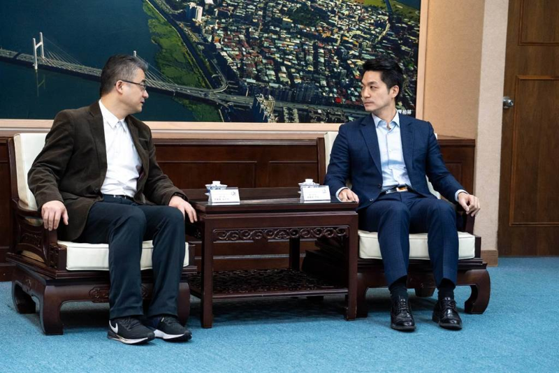 台北市長蔣萬安（右）與上海市台辦副主任李驍東會面交流。台北市政府