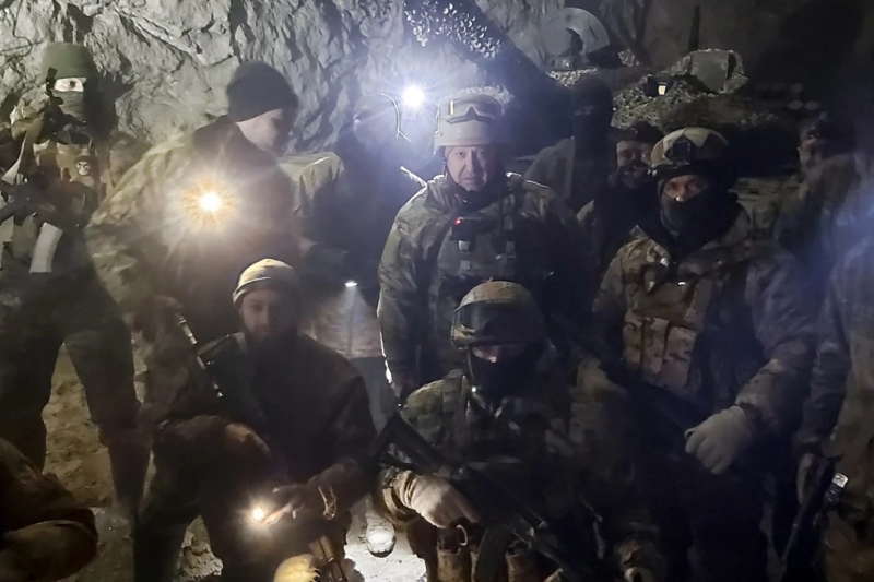 瓦格納傭兵團首領普里戈津，在奪佔蘇勒達爾後，在鹽礦坑裡合影。(圖/Reuters)