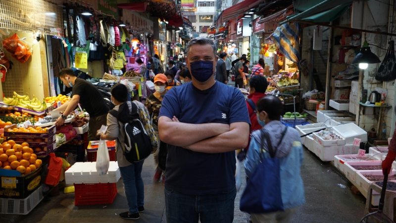 喜歡香港文化，閒時愛跟太太行街市，看新鮮水果。