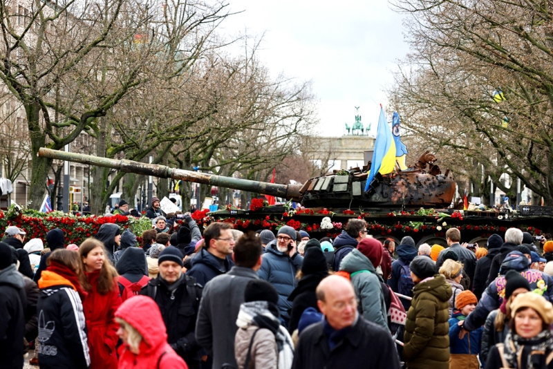 1.3万名德国人25日走上柏林街头，反对军援乌克兰，要求俄乌举行和谈。 讽刺的是，抗议群众后方正是乌克兰日前从基辅运抵柏林的一辆被摧毁的俄军T-72战车。 （图/路透社）