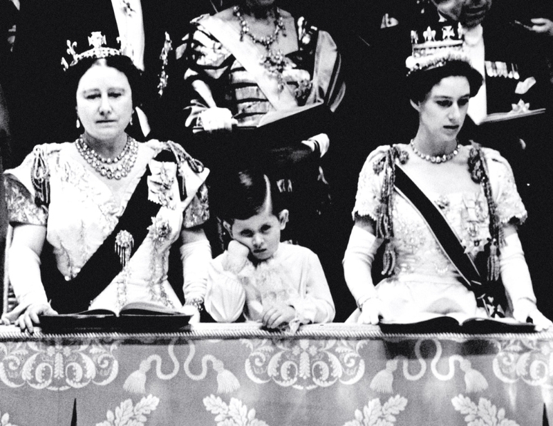 1953年已故伊丽莎白二世女王（Queen Elizabeth II）加冕时，当时4岁的查尔斯（上图托腮男孩）在伊丽莎白王太后（The Queen Mother，上图左）的陪同下观礼。 （资料照/TPG、达志图像）