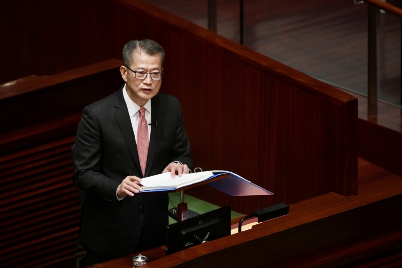 财政司司长陈茂波再在电台节目解说财政预算案。 （资料图片）