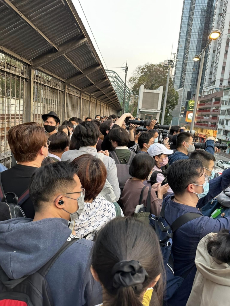 桥上挤满人。 网民P.P. Chan图片
