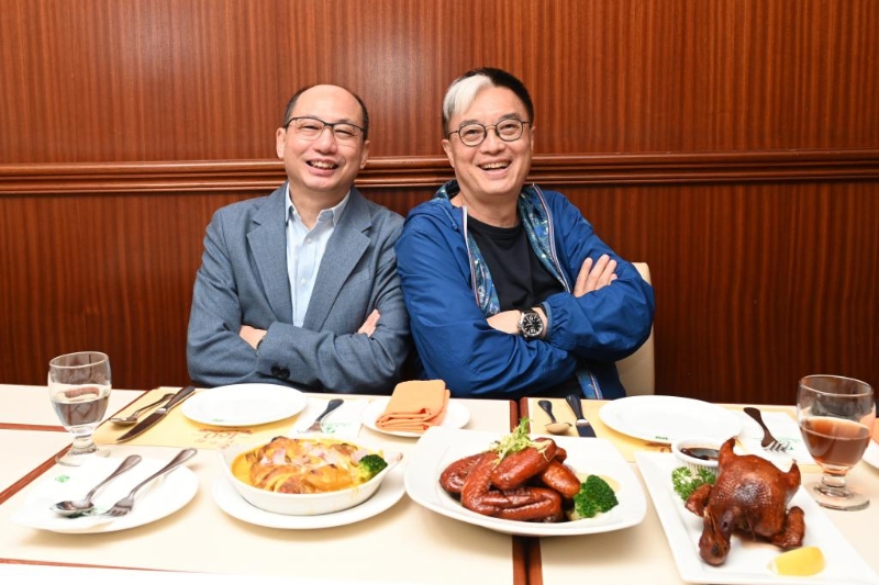 專欄作家李純恩（圖左）與太平館餐廳第五代傳人徐錫安（圖右），是首期「飲食故事」的嘉賓，二人藉着美食和大家分享太平館餐廳的經典逸事。