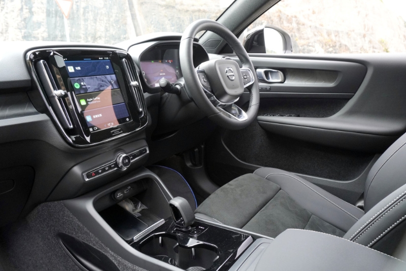 ●车厢陈设跟顶级版如出一辙，中控台9吋直立触控屏幕应用Google车载系统。