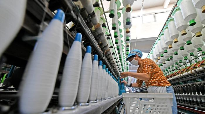 根据国家统计局的数据，中国16至59岁的劳动年龄人口在达到峰值9.2亿之后开始下降，去年年末为8.76亿人。