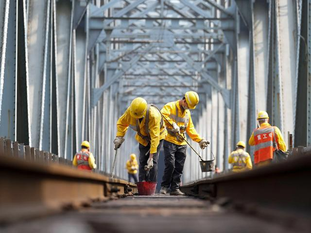 据测算，今年需要在城镇就业的新成长劳动力为1662万人，规模创近年新高，就业总量压力仍然较大。