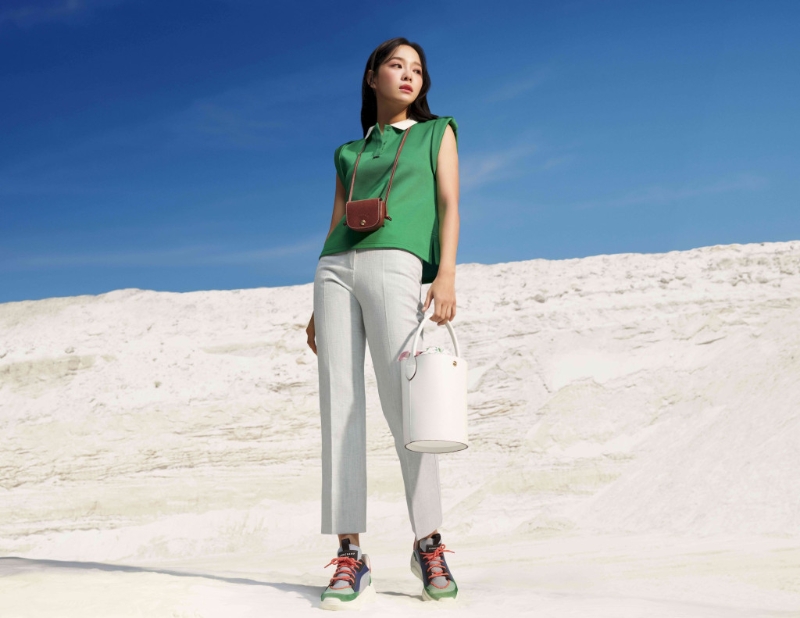 凭韩剧《社内相亲》爆红的女星金世正，刚成为Longchamp品牌大使，在新广告中演绎Epure啡色皮革迷你斜揹袋/$1，600及白色皮革水桶袋/$2，900等新作。 （Longchamp）