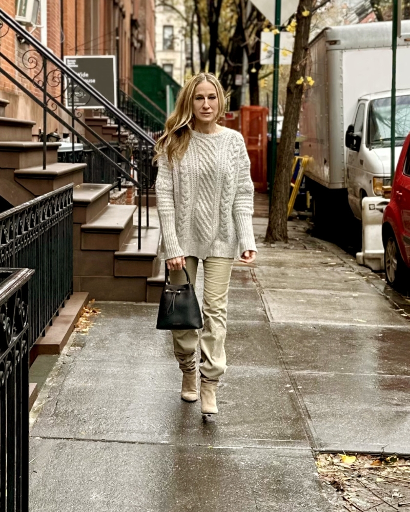 Sarah Jessica Parker手挽跟Strathberry合推的City Osette黑色手袋/$3，500/Strathberry，备有2款尺寸选择。