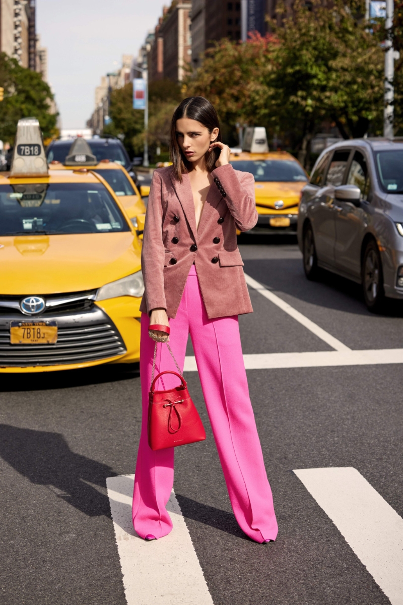 跟Sarah Jessica Parker同款的红色Strathberry x SJP系列City Osette手袋/$3，500/Strathberry。