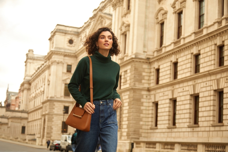 Strathberry春夏系列全新的可调节肩带长度的啡色Multrees Midi Hobo手袋/$6，000/Strathberry。