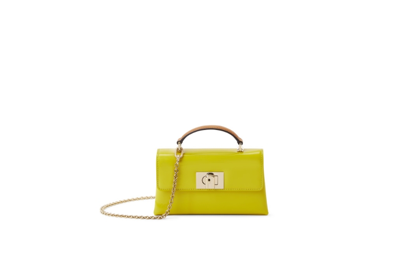 Furla 1927迷你Vacchetta皮革斜揹袋/$2，860/Furla。