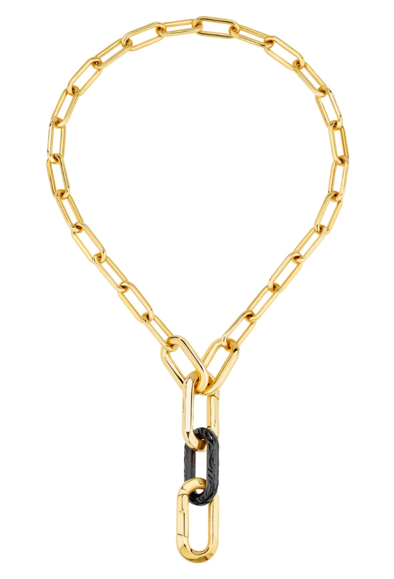 Empreinte Animale金色链环项链/售价待定，缀以单一的黑色水晶环扣，带来强烈的对比视效。