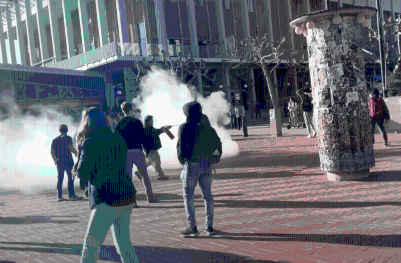 最後有商家拿起滅火桶直噴向自焚男子。