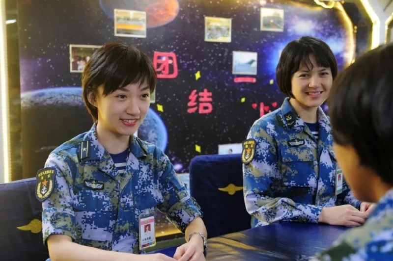 朱悦萌为现任海军辽宁舰某中队教导员。