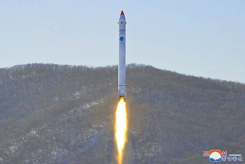 图为朝鲜在试射场发射的火箭。 （朝中社）