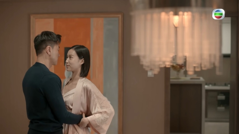在《家族荣耀》中饰演「最强小三」的刘悦。