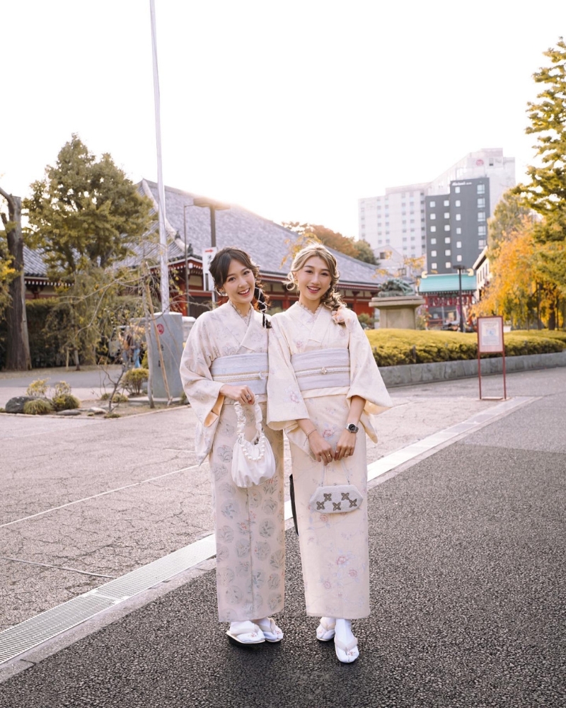 兩人捱住冷着和服扮日本妹。