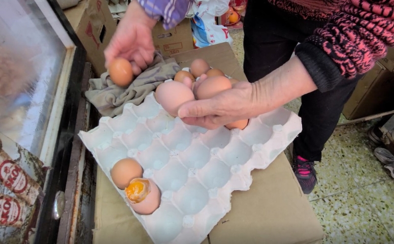 店家提供「拣蛋」服务，确保出门鸡蛋完好无缺。